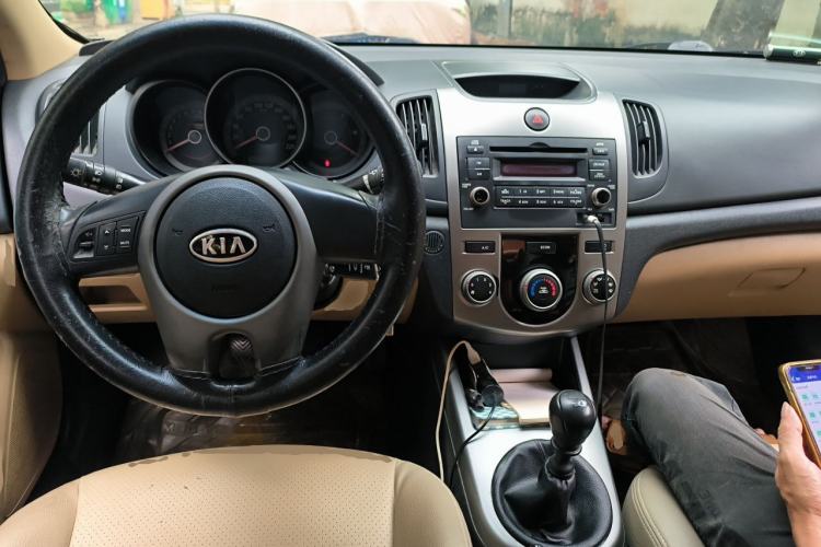 Used Kia Forte 2011 1.6L MT GL Center Console