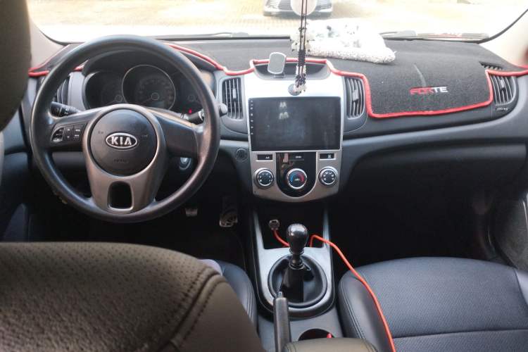 Used Kia Forte 2011 1.6L MT GL Center Console