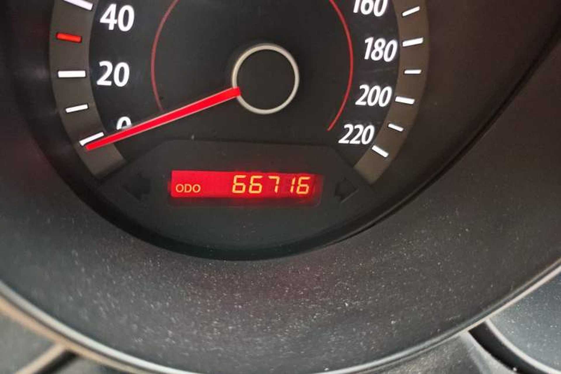 Used Kia Forte 2011 1.6L MT GL Odometer Close Up