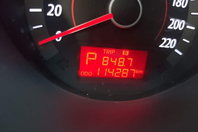 Used Kia Forte 2011 1.6L AT GL Odometer Close Up