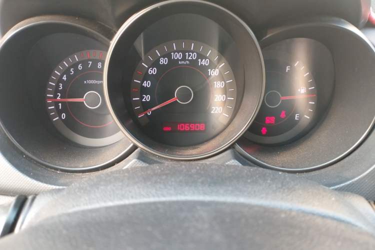 Used Kia Forte 2011 1.6L MT GL Odometer Close Up