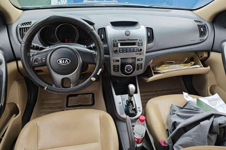 Used Kia Forte 2011 1.6L AT Premium Center Console