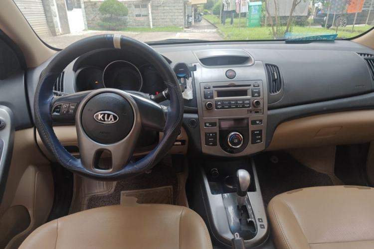 Used Kia Forte 2011 1.6L AT Premium Center Console