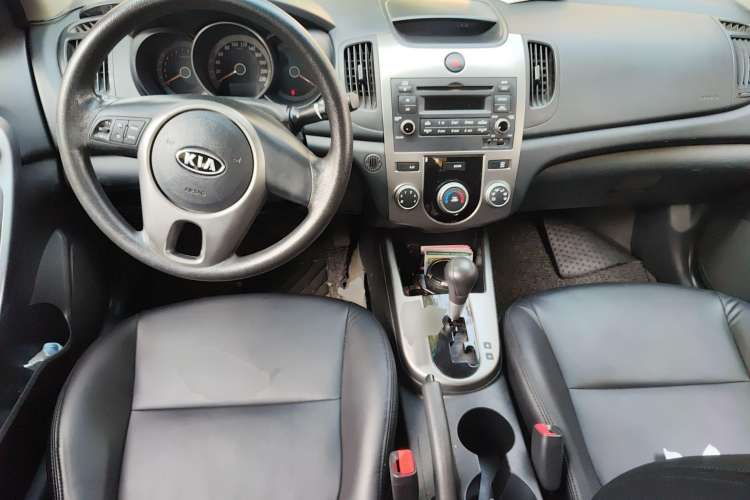 Used Kia Forte 2011 1.6L AT GL Center Console