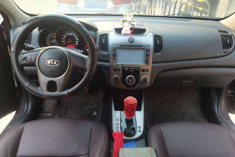 Used Kia Forte 2011 1.6L AT GL Center Console