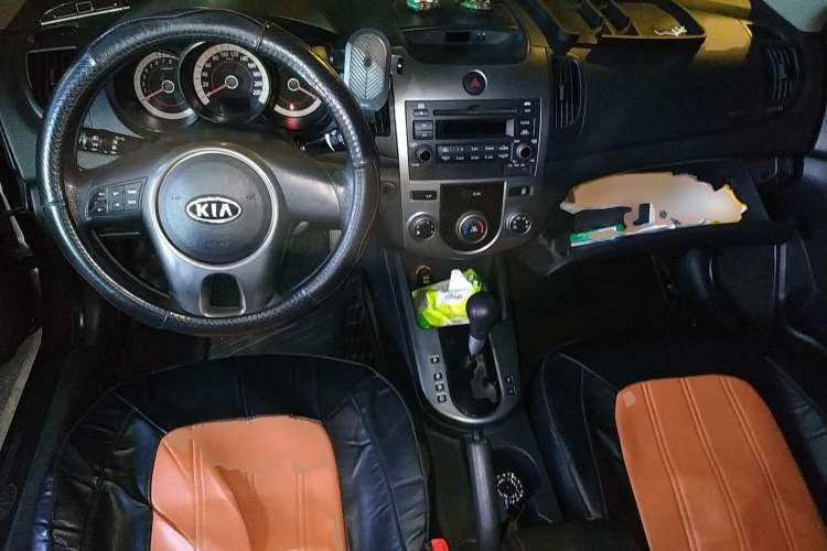 Used Kia Forte 2011 1.6L AT GL Center Console