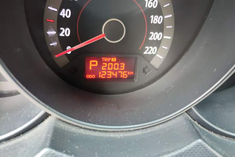 Used Kia Forte 2011 1.6L AT GL Odometer Close Up