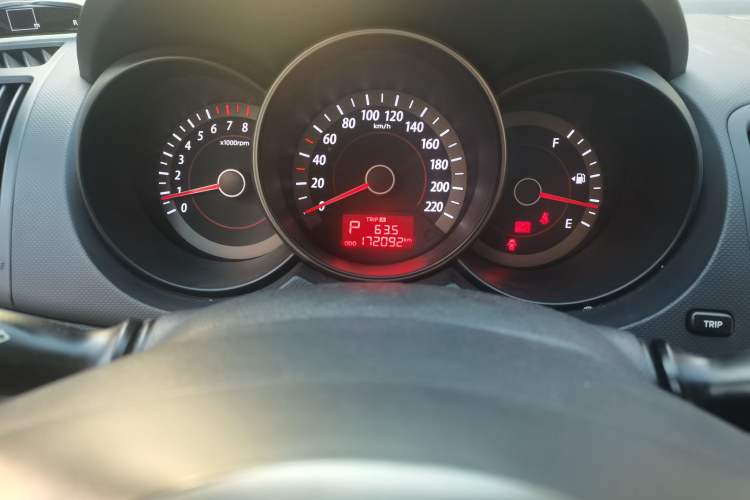 Used Kia Forte 2011 1.6L AT GL Odometer Close Up