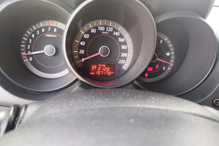 Used Kia Forte 2011 1.6L AT GL Odometer Close Up