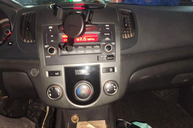Used Kia Forte 2011 1.6L MT GL Audio And AC Panel