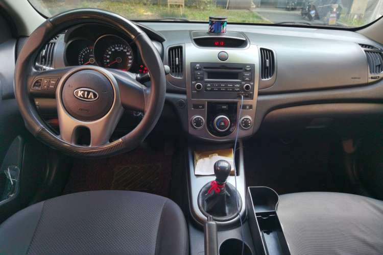 Used Kia Forte 2011 1.6L MT GL Center Console
