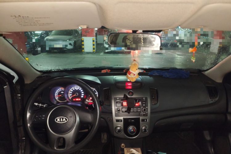 Used Kia Forte 2011 1.6L MT GL Center Console