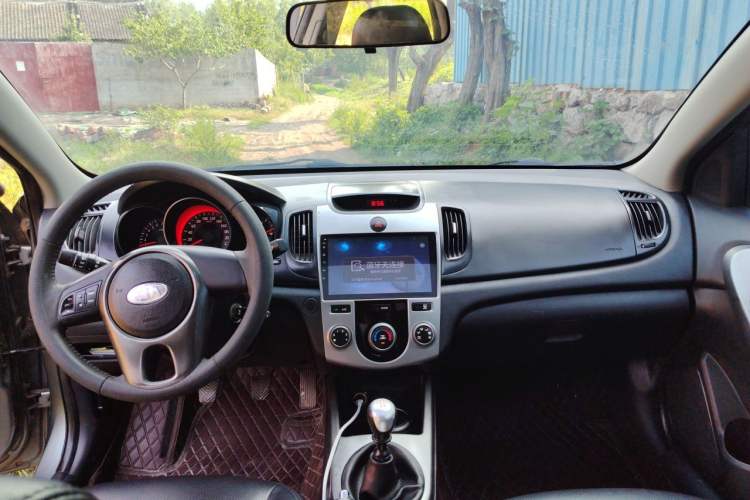 Used Kia Forte 2011 1.6L MT GLS Center Console