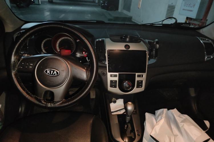 Used Kia Forte 2011 1.6L AT Premium Center Console