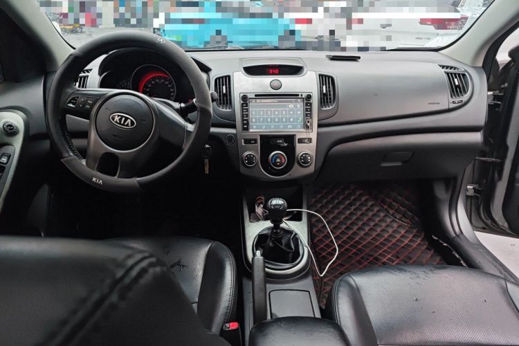 Used Kia Forte 2011 1.6L MT GLS Center Console