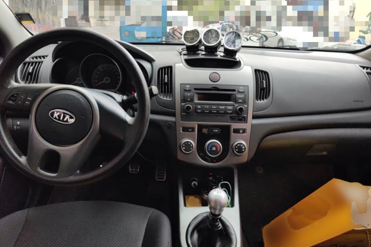 Used Kia Forte 2011 1.6L MT GL Center Console