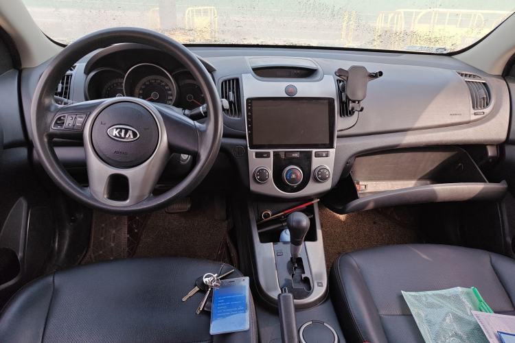 Used Kia Forte 2011 1.6L AT GL Center Console