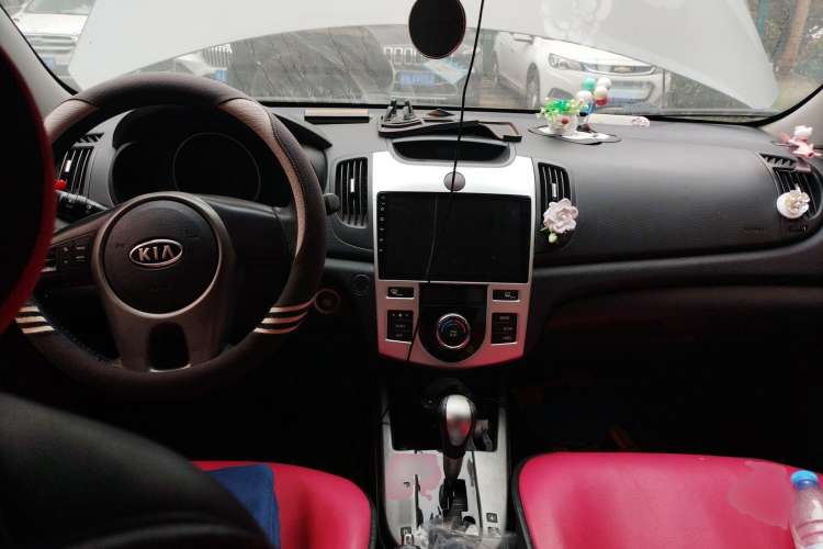 Used Kia Forte 2011 1.6L AT Premium Center Console