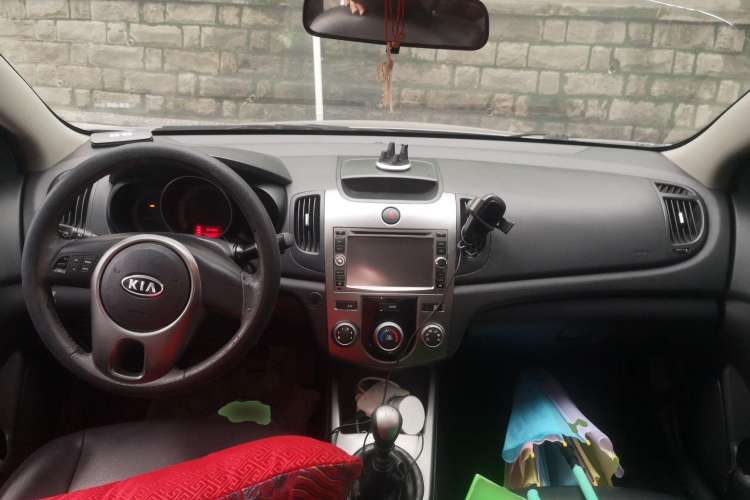 Used Kia Forte 2011 1.6L MT GLS Center Console