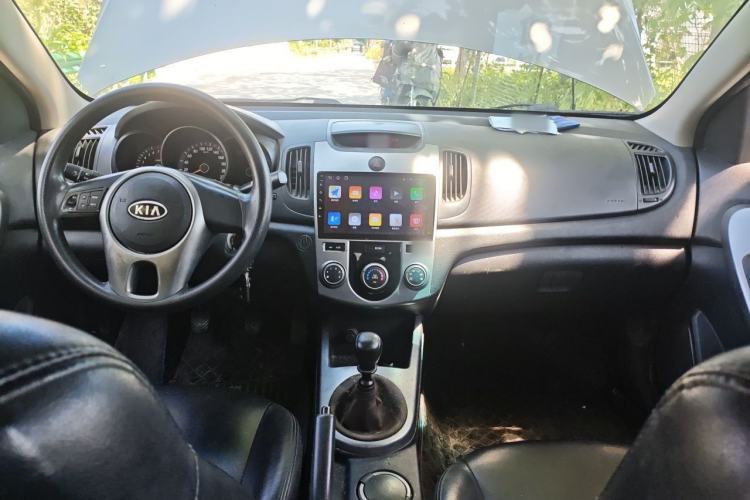 Used Kia Forte 2011 1.6L MT GL Center Console