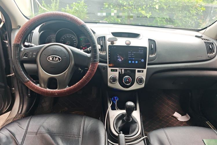 Used Kia Forte 2011 1.6L MT GL Center Console