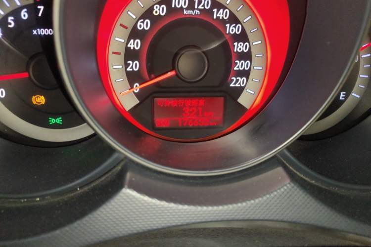 Used Kia Forte 2011 1.6L AT Premium Odometer Close Up