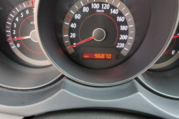 Used Kia Forte 2011 1.6L MT GL Odometer Close Up