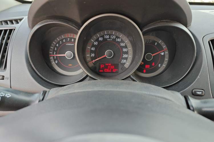Used Kia Forte 2011 1.6L AT GL Odometer Close Up