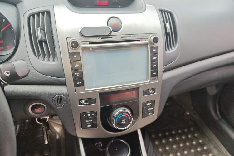 Used Kia Forte 2011 1.6L AT Premium Audio And AC Panel