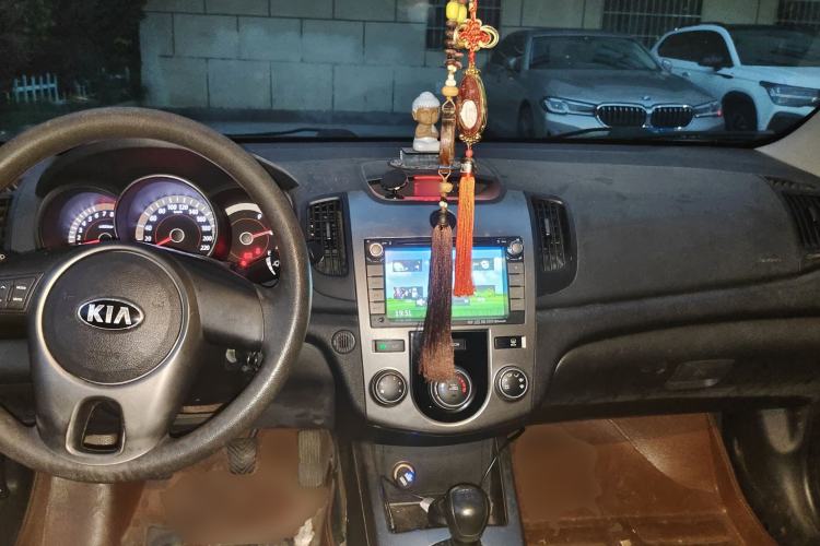 Used Kia Forte 2011 1.6L MT GL Center Console