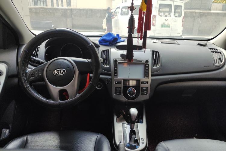Used Kia Forte 2011 1.6L AT Premium Center Console