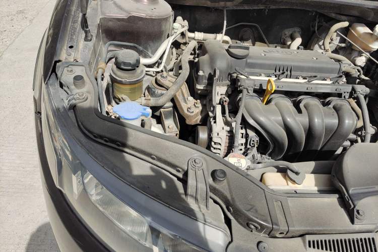 Used Kia Forte 2011 1.6L AT Premium Engine Bay Right