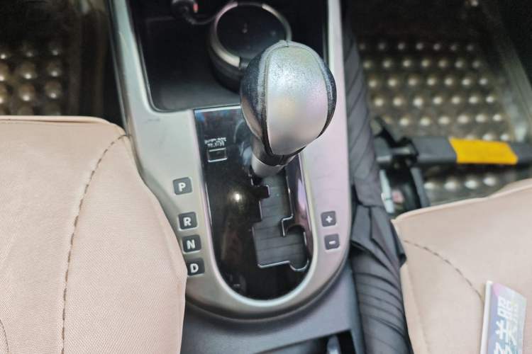 Used Kia Forte 2011 1.6L AT Premium Gear Lever