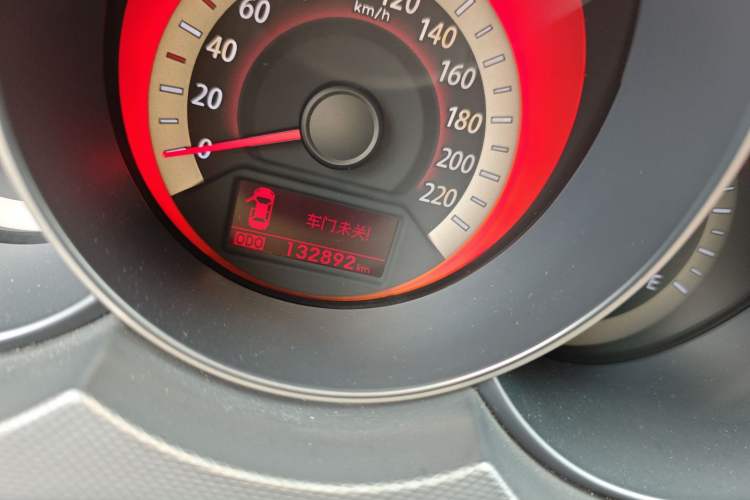 Used Kia Forte 2011 1.6L AT Premium Odometer Close Up