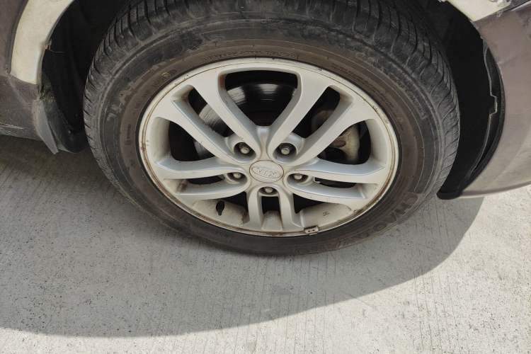 Used Kia Forte 2011 1.6L AT Premium Right Front Wheel Hub