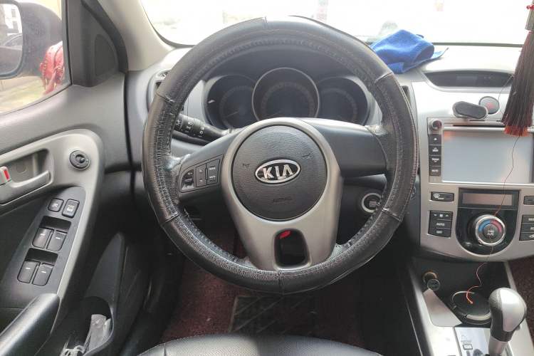 Used Kia Forte 2011 1.6L AT Premium Steering Wheel