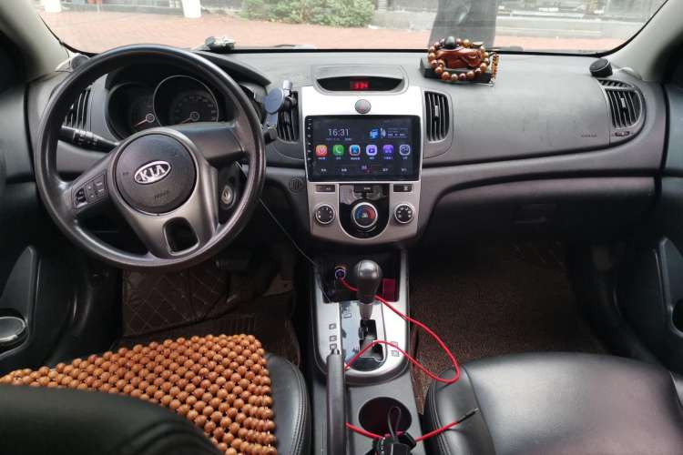 Used Kia Forte 2011 1.6L AT GL Center Console