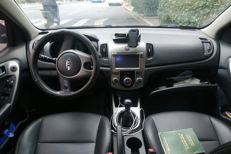 Used Kia Forte 2011 1.6L MT GL Center Console