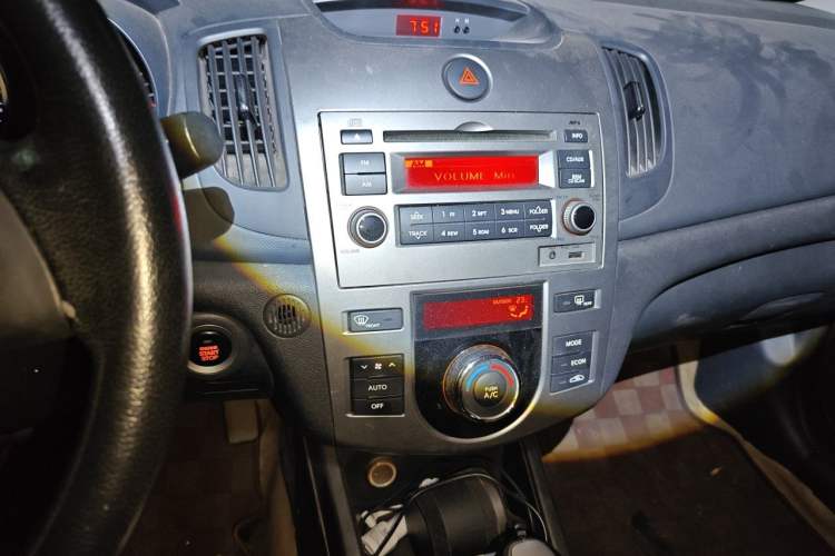 Used Kia Forte 2011 1.6L AT Premium Audio And AC Panel