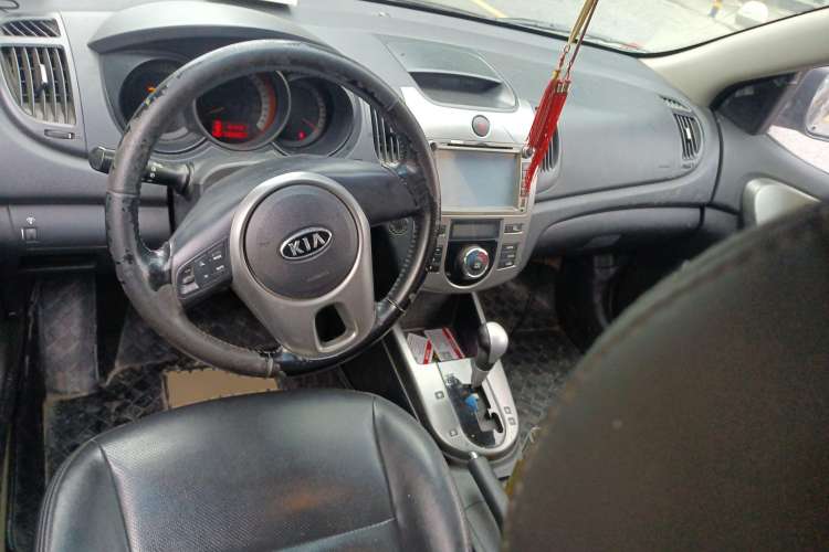 Used Kia Forte 2011 1.6L AT Premium Center Console
