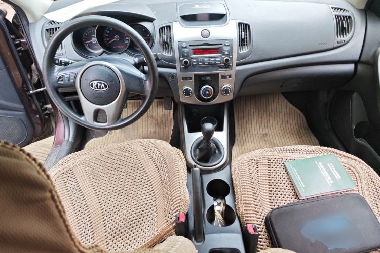 Used Kia Forte 2011 1.6L MT GL Center Console