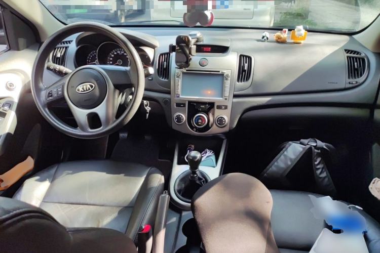 Used Kia Forte 2011 1.6L MT GL Center Console
