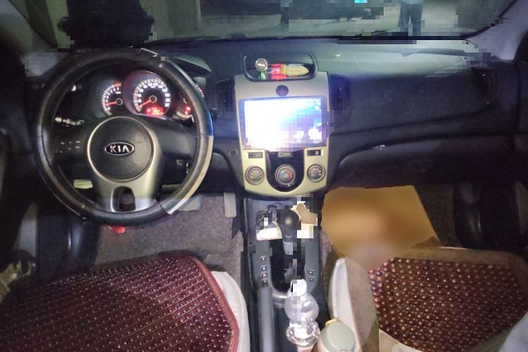 Used Kia Forte 2011 1.6L AT GL Center Console
