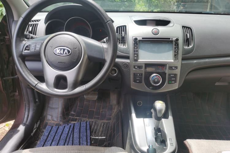 Used Kia Forte 2011 1.6L AT GLS Center Console