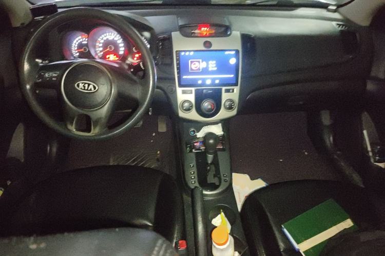 Used Kia Forte 2011 1.6L AT GL Center Console