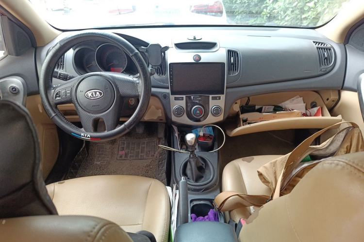 Used Kia Forte 2011 1.6L MT GLS Center Console