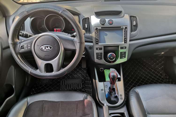Used Kia Forte 2011 1.6L AT Premium Center Console