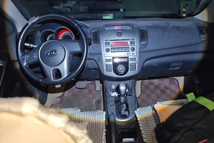 Used Kia Forte 2011 1.6L AT Premium Center Console