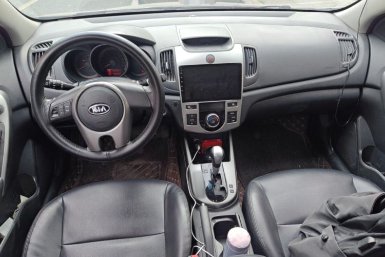 Used Kia Forte 2011 1.6L AT Premium Center Console