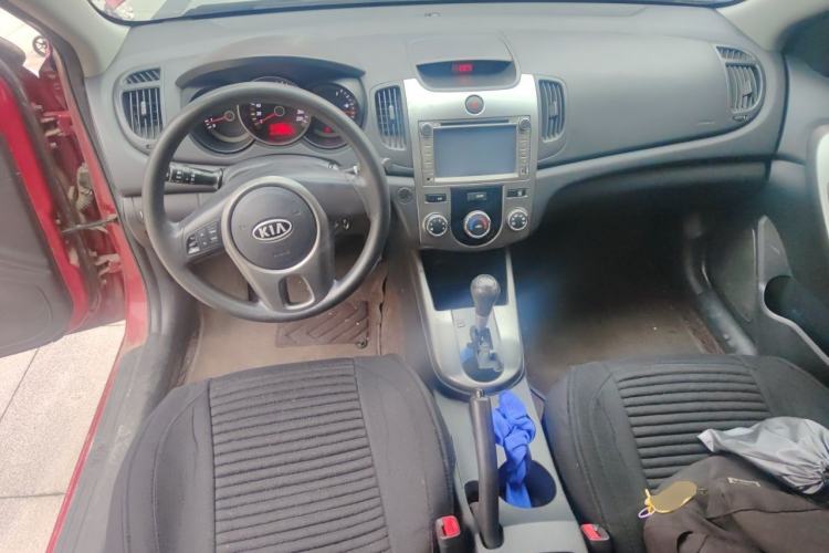 Used Kia Forte 2011 1.6L AT GL Center Console